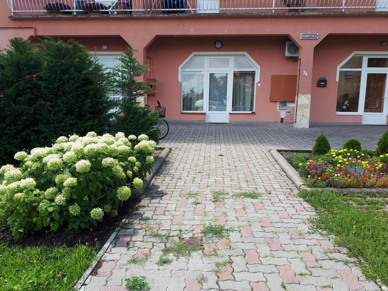 Kertvarosi Apartman Tiszaújváros Dış mekan fotoğraf