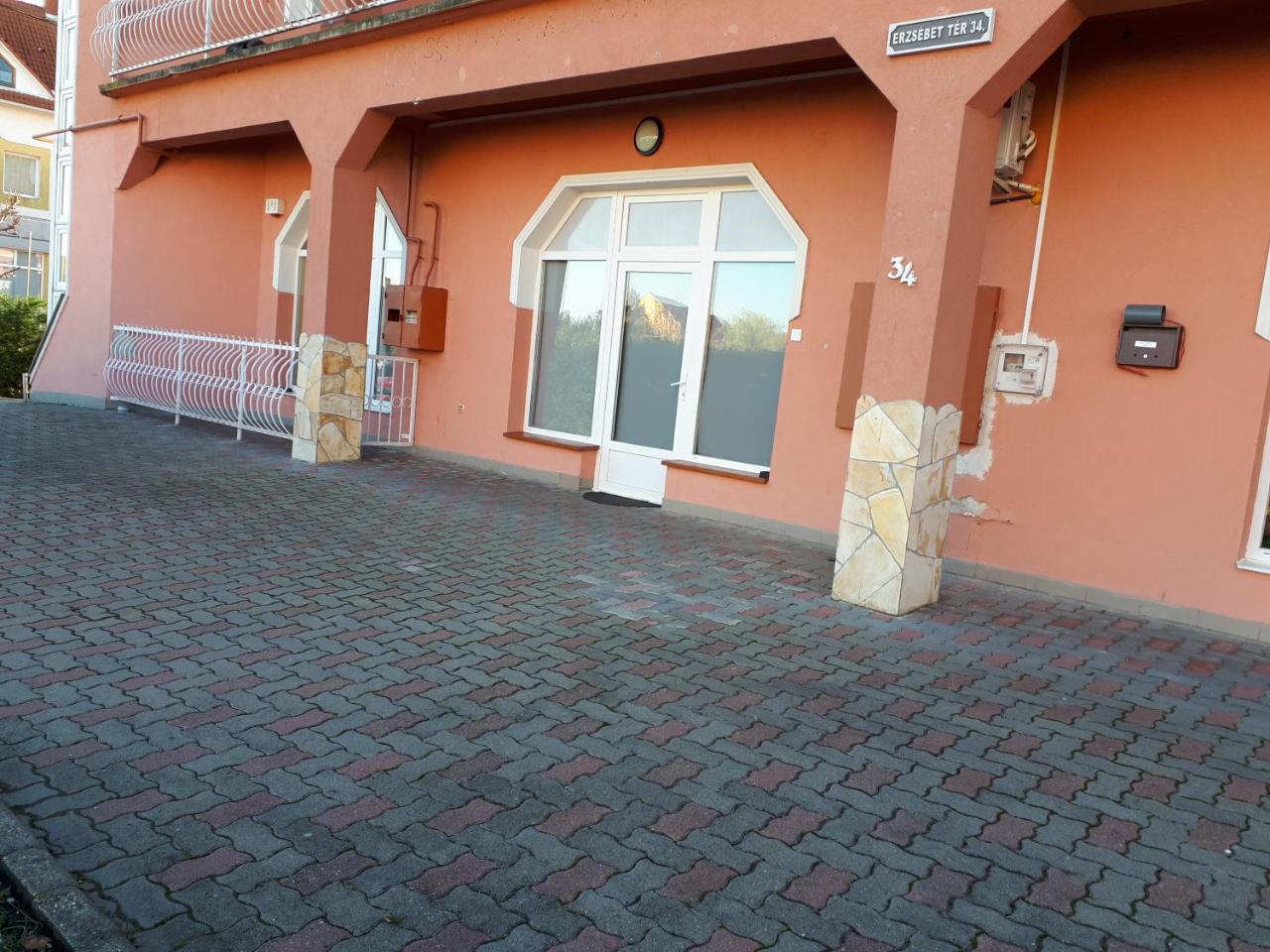 Kertvarosi Apartman Tiszaújváros Dış mekan fotoğraf
